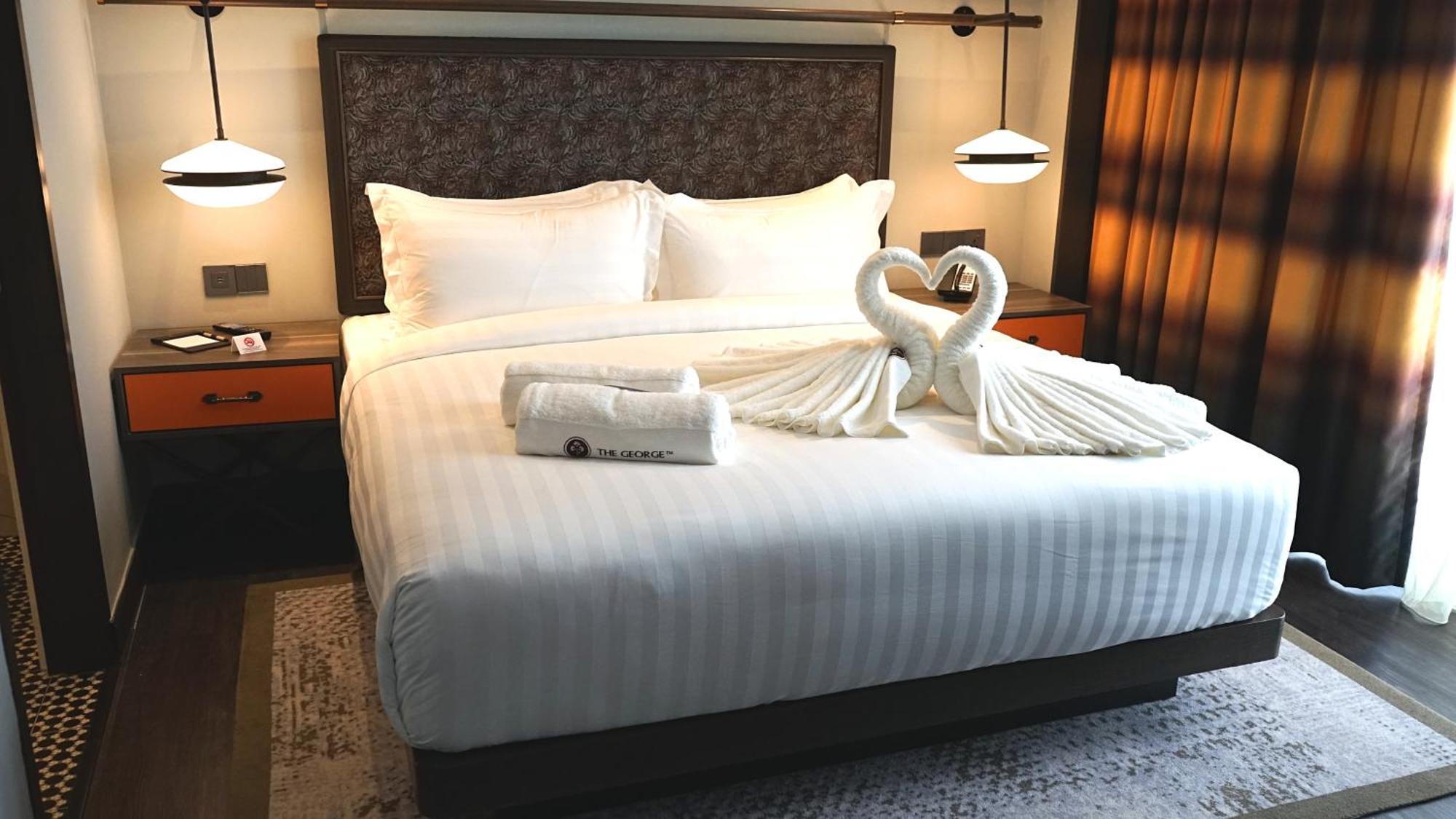 The George Penang By The Crest Collection Ξενοδοχείο Τζωρτζ Τάουν Εξωτερικό φωτογραφία A bed with a swan shaped towel