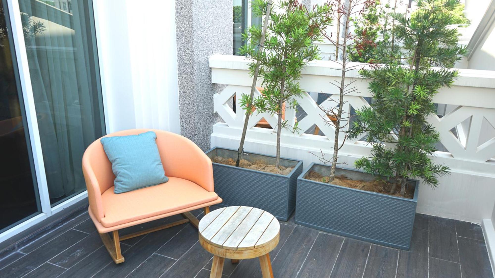 The George Penang By The Crest Collection Ξενοδοχείο Τζωρτζ Τάουν Εξωτερικό φωτογραφία A balcony in a hotel
