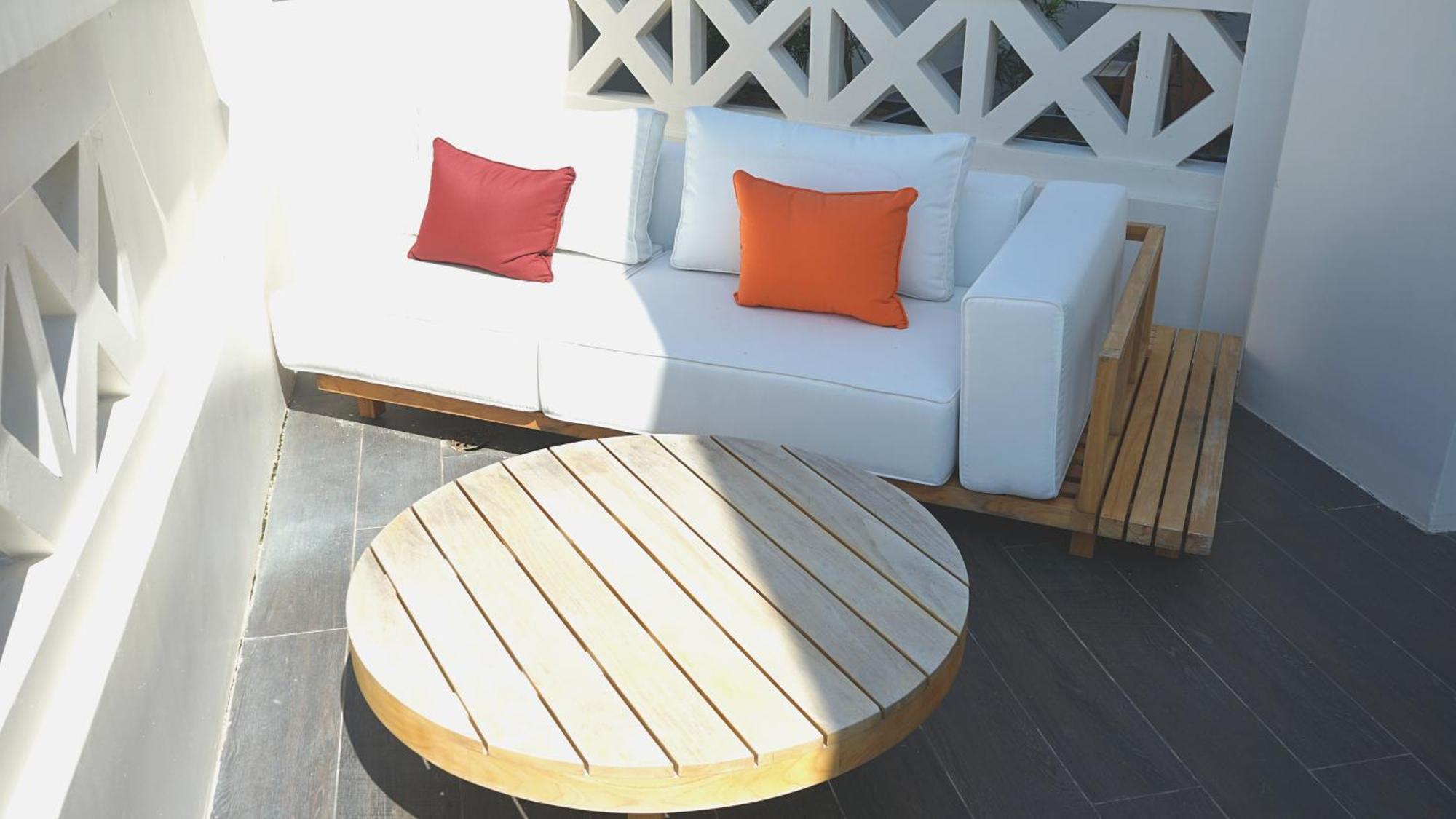 The George Penang By The Crest Collection Ξενοδοχείο Τζωρτζ Τάουν Εξωτερικό φωτογραφία A round coffee table