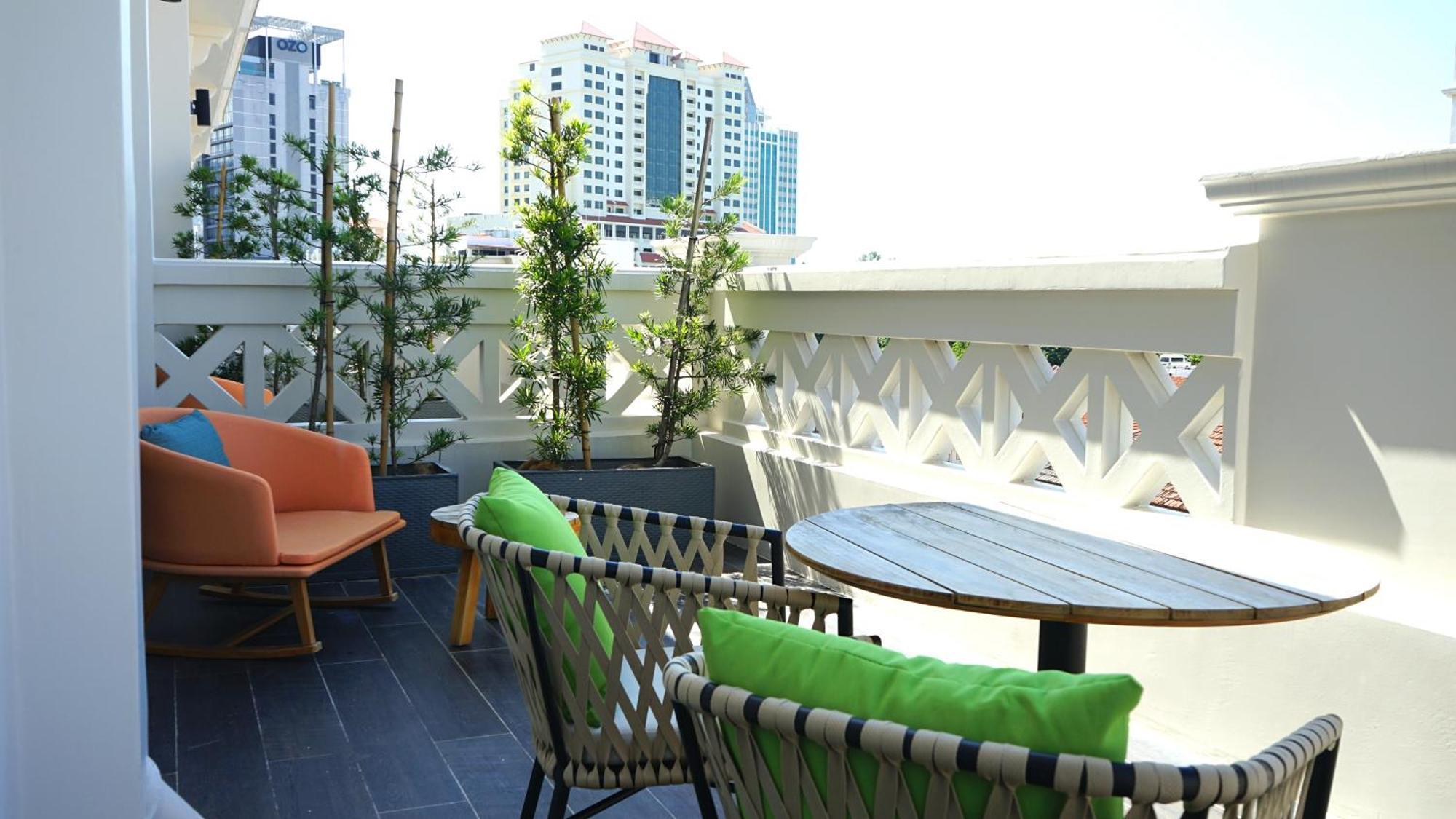 The George Penang By The Crest Collection Ξενοδοχείο Τζωρτζ Τάουν Εξωτερικό φωτογραφία A balcony in Bangkok, Thailand