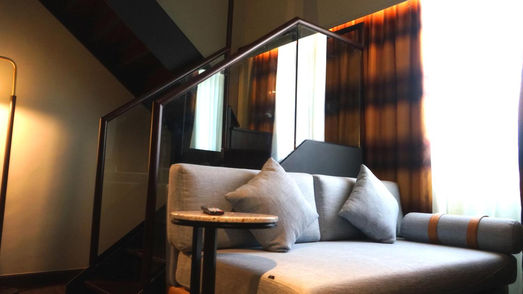 The George Penang By The Crest Collection Ξενοδοχείο Τζωρτζ Τάουν Εξωτερικό φωτογραφία A sofa in a hotel room